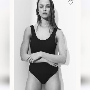 H&M Padded-Cup High-Leg Swimsuit in Black Textured Size Medium